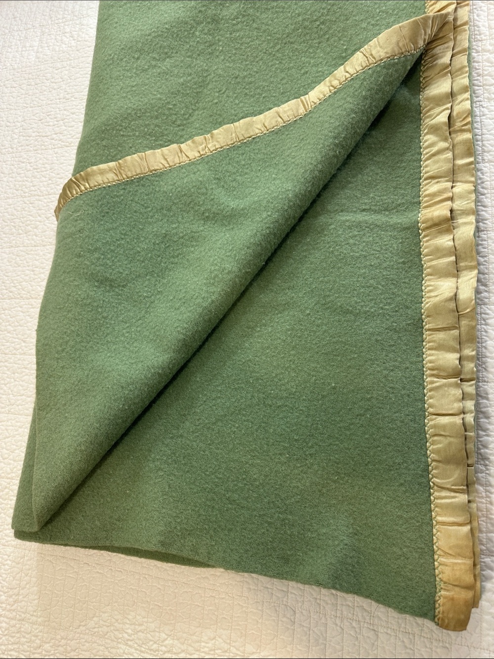 Vintage Green 100% Wool Blanket with Satin Trim 64” x 86” - Picture 3 of 4
